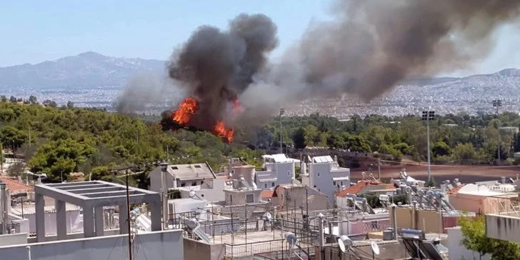 Σε ύφεση και οριοθετημένη η πυρκαγιά στο Χαΐδάρι (εικόνες – βίντεο)